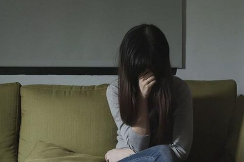 Đi vệ sinh, người phụ nữ hết hồn vì tử cung rơi ra ngoài