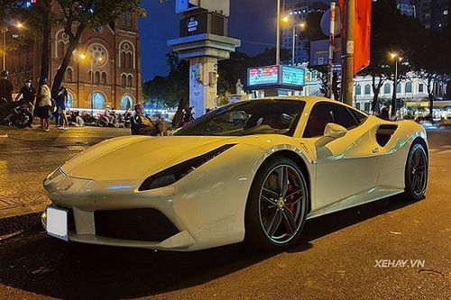 Ngắm 'bạch mã' Ferrari 488 GTB hơn 16 tỷ trên phố đêm Sài Gòn