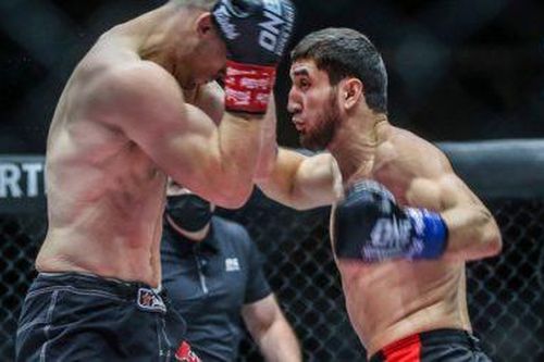 Tung cước cực mạnh, võ sĩ hạ knock-out đối thủ trong 'một nốt nhạc'