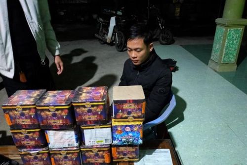 Quảng Bình: Bắt đối tượng vận chuyển trái phép 21kg pháo nổ