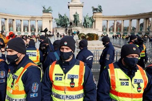 Hàng trăm người biểu tình ở Hungary phản đối lệnh giãn cách xã hội