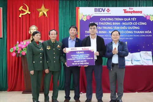 Mang Tết ấm đến với các thương binh, cựu thanh niên xung phong