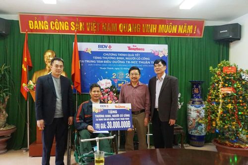 Ngân hàng BIDV chúc Tết các thương binh nặng tại Bắc Ninh, Bắc Giang