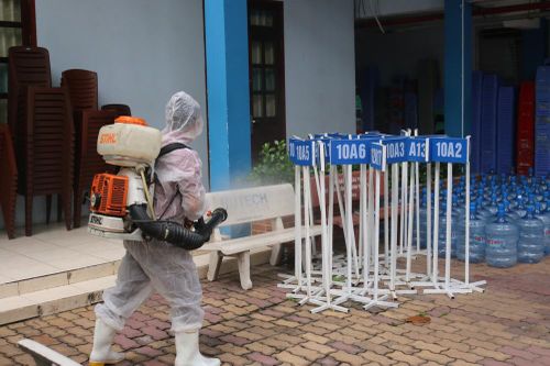 TPHCM: Phụ huynh đi cùng chuyến bay với người mắc COVID-19, nhiều học sinh được nghỉ học