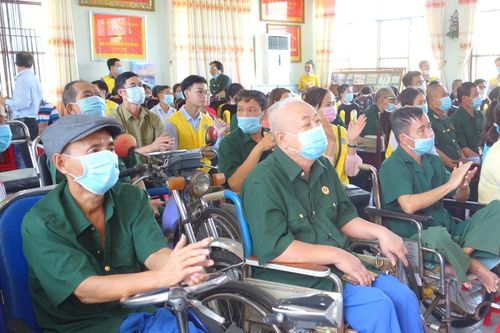 Ngân hàng BIDV và báo Tiền Phong tặng quà cho thương binh nhân dịp Tết Tân Sửu