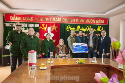 Ngân hàng BIDV, báo Tiền Phong trao quà thương binh ở Nghệ An và Hà Nam