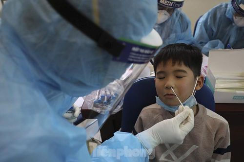 Khẩn cấp lấy mẫu xét nghiệm 1.500 học sinh trường tiểu học Xuân Phương - Hà Nội