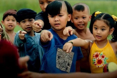Nhà sản xuất hiện đã gỡ clip khi khán giả phản ứng giữ dội việc 'Trạng tí' đổ nước vào giếng để lấy quả bưởi