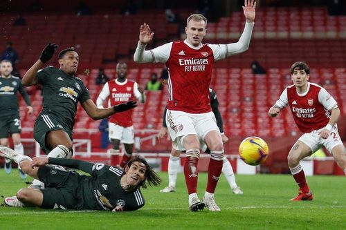 Cavani phung phí cơ hội, MU chia điểm Arsenal