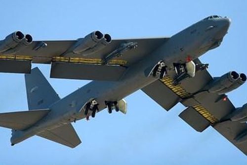 Mỹ bất ngờ triển khai máy bay ném bom chiến lược B-52 tới Đông Á