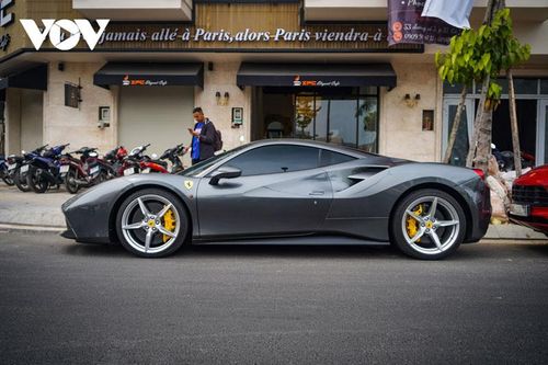 Cận cảnh siêu xe Ferrari 488 GTB đầu tiên về Việt Nam