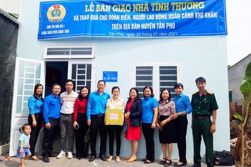 Bàn giao nhà tình thương cho đoàn viên khó khăn về nhà ở