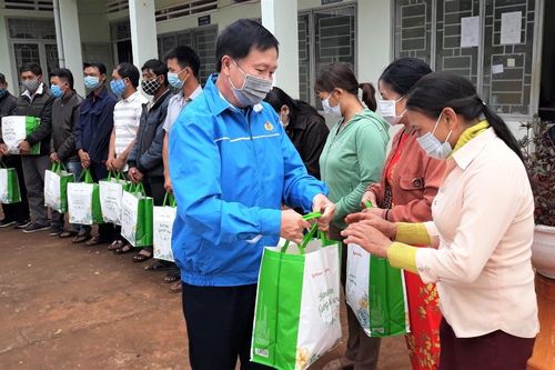 Liên đoàn Lao động tỉnh Gia Lai tặng quà Tết cho đoàn viên Công đoàn có hoàn cảnh khó khăn