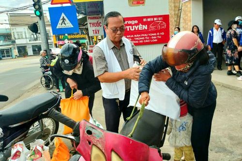 Tặng 450 phần quà tết cho người có hoàn cảnh khó khăn