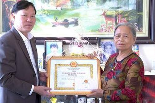 Tặng và truy tặng Huy hiệu Đảng cho 1.250 đảng viên
