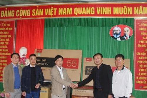 Trao tặng trang thiết bị học tập cho Trường Tiểu học 2 Châu Khê, Con Cuông, Nghệ An