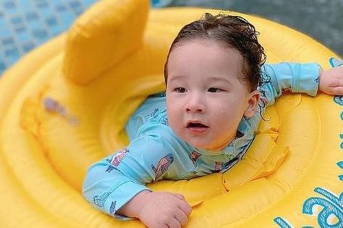 Con trai lai Tây của Hoàng Oanh mê tập bơi