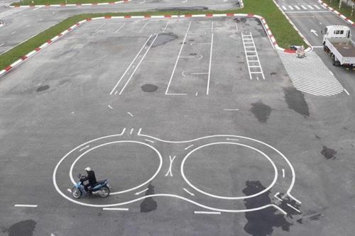 Người không biết đọc tiếng Việt sẽ thi bằng lái xe máy như thế nào?