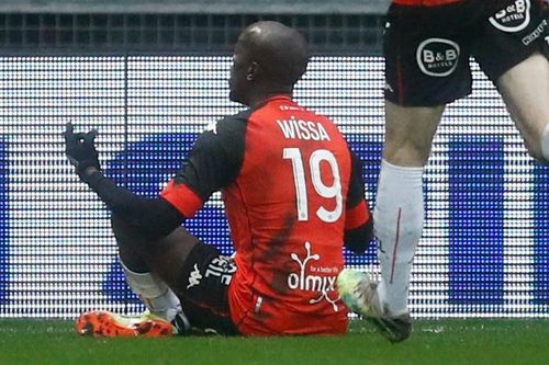Cầu thủ Lorient ăn mừng kiểu ngồi thiền trong trận thắng PSG