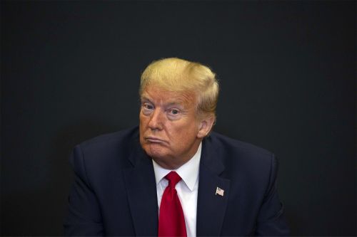 Năm luật sư rời nhóm, ông Trump thuê đội bào chữa mới