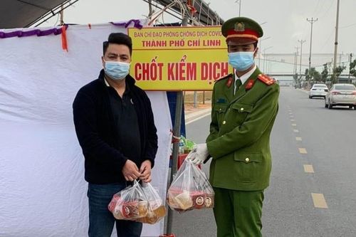 Vợ chồng Hải Dương tặng 400 phần đồ uống cho chốt kiểm dịch