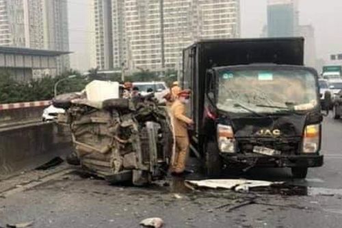 Xe con biến dạng sau va chạm với ôtô tải