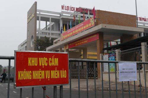 Hiệu trưởng tự nguyện vào cách ly cùng học trò