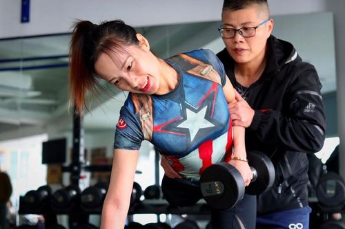 Nữ VĐV thể hình một chân truyền cảm hứng