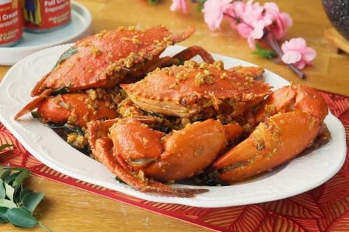 Chế biến cua biển trứng muối cho bữa tối đầu tuần
