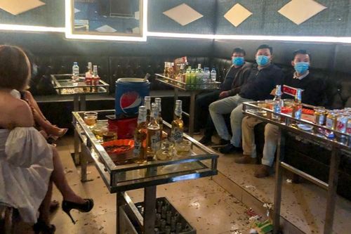 Cách ly nhóm người trong quán karaoke ở Hạ Long