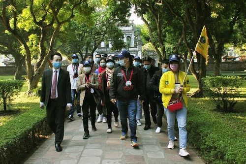 Khách đồng loạt hủy lịch: Du lịch, nhà hàng khó chồng khó