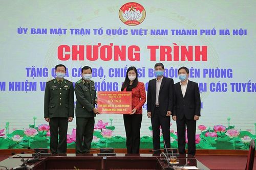 Mặt trận Tổ quốc TP Hà Nội trao hỗ trợ cho các lực lượng tuyến đầu chống dịch Covid-19