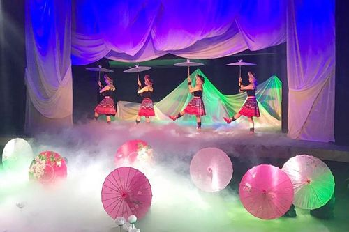 Sân khấu rộn ràng chào mừng Đại hội lần thứ XIII của Đảng