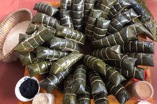 Độc đáo bánh chưng đen Na Kim