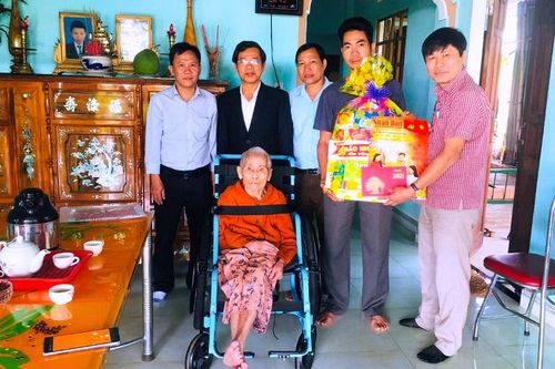 Báo Nhân Dân tặng quà Tết cho gia đình chính sách, hộ nghèo