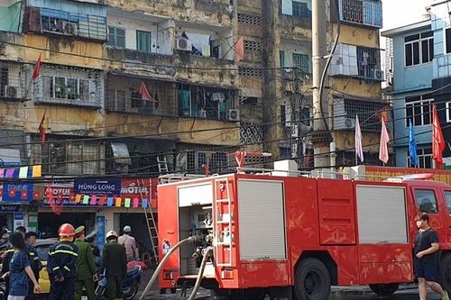 Hải Phòng: Giải cứu an toàn bé trai 5 tuổi trong căn nhà tập thể bốc cháy