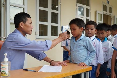 Giáo viên trường vùng cao Nghệ An treo băng rôn 'phòng chống dịch Covid'