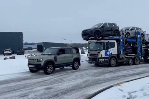 Land Rover kéo xe tải chở ôtô qua đường tuyết