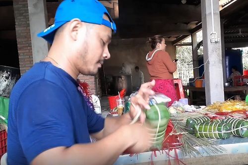Chàng trai Khmer gói bánh tét thoăn thoắt khéo léo
