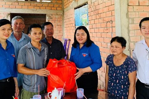 Tỉnh đoàn Bến Tre chúc Tết cán bộ Đoàn có hoàn cảnh khó khăn