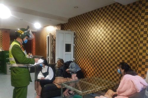 Hát karaoke chui giữa mùa dịch, khách và 'tay vịn' cùng đi cách ly
