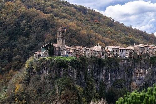 Castellfollit de la Roca – Ngôi làng cheo leo trên vách đá