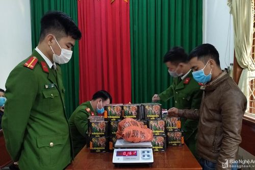 Truy bắt đối tượng bỏ chạy khi bị kiểm tra vận chuyển pháo trái phép
