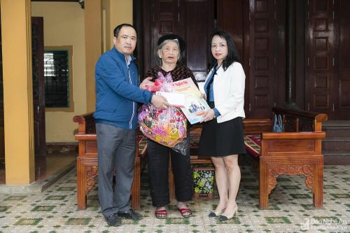 Báo Nghệ An chúc Tết Bà mẹ Việt Nam Anh hùng, cán bộ của báo đã nghỉ hưu