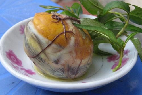 Lưu ý khi ăn trứng vịt lộn bạn phải biết