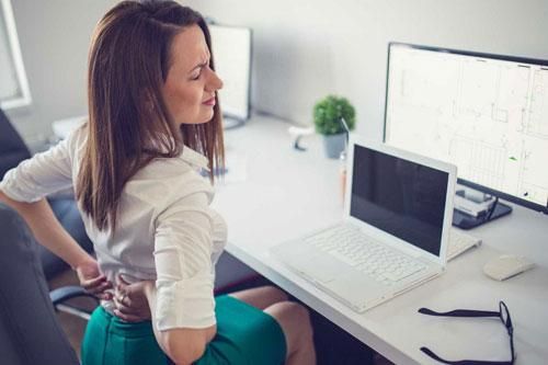 Dân công sở ngồi sai tư thế khiến sức khỏe bị ảnh hưởng lớn
