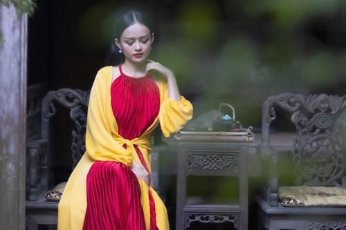 MC Thanh Trúc diện áo tứ thân, tiết lộ lịch trình dày đặc những ngày cận Tết