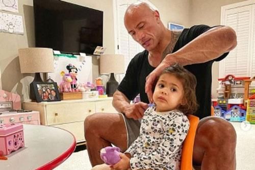 The Rock nhẹ nhàng chải tóc cho con gái gây 'bão' mạng xã hội