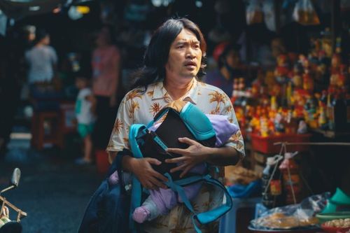 Tiến Luật ôm con gái chạy giữa đường, netizen hoảng hốt gọi tên Thu Trang
