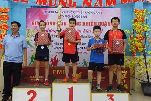 Vận động viên nhí tranh tài tại giải bóng bàn mừng xuân